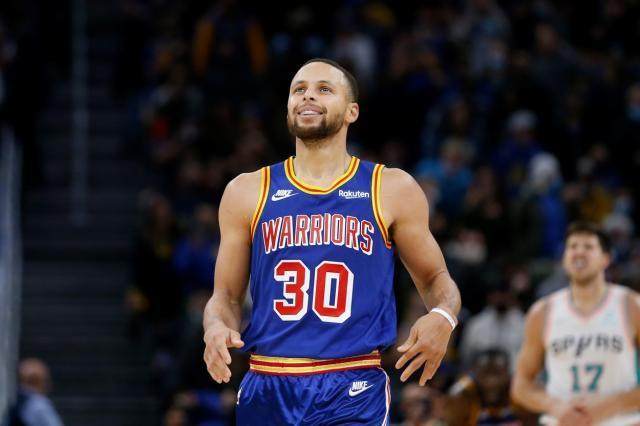 南宫28-库里命中生涯常规赛第3000记三分 NBA历史第一人